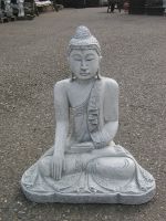 Buddha mit Handbewegung in Richtung Erde, voll mit Stein