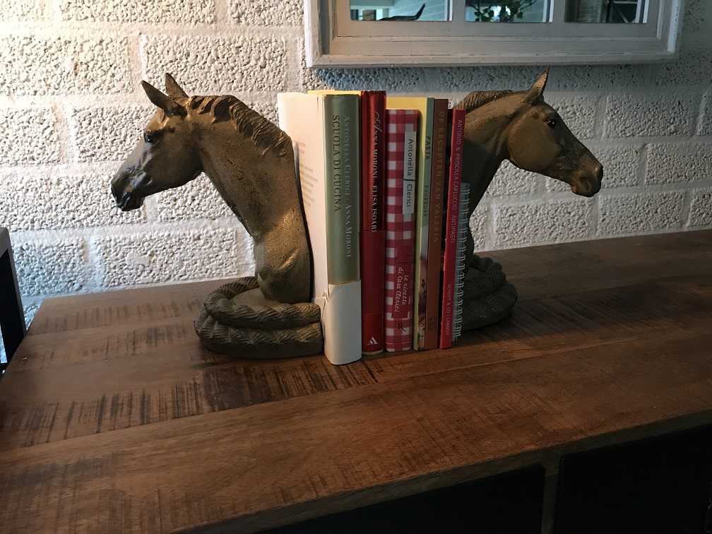 2 paardenbeelden als boekensteun, massief ijzer, prachtig!!