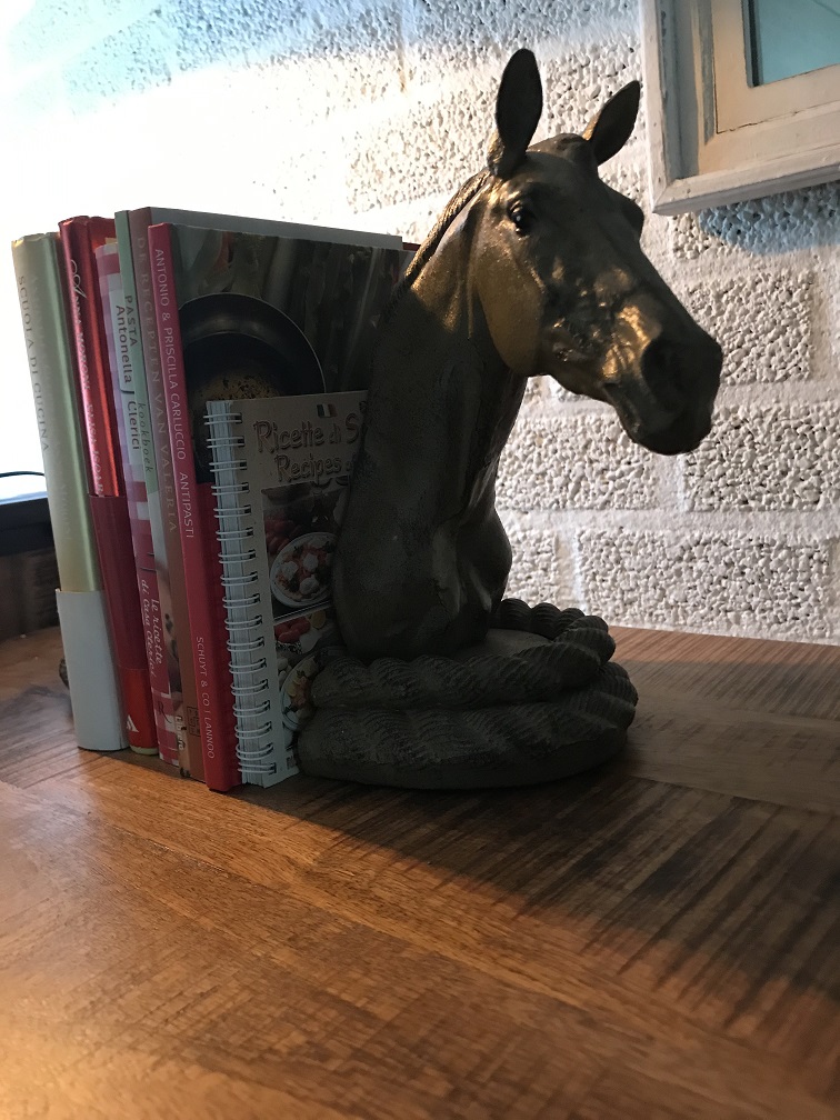 2 paardenbeelden als boekensteun, massief ijzer, prachtig!!
