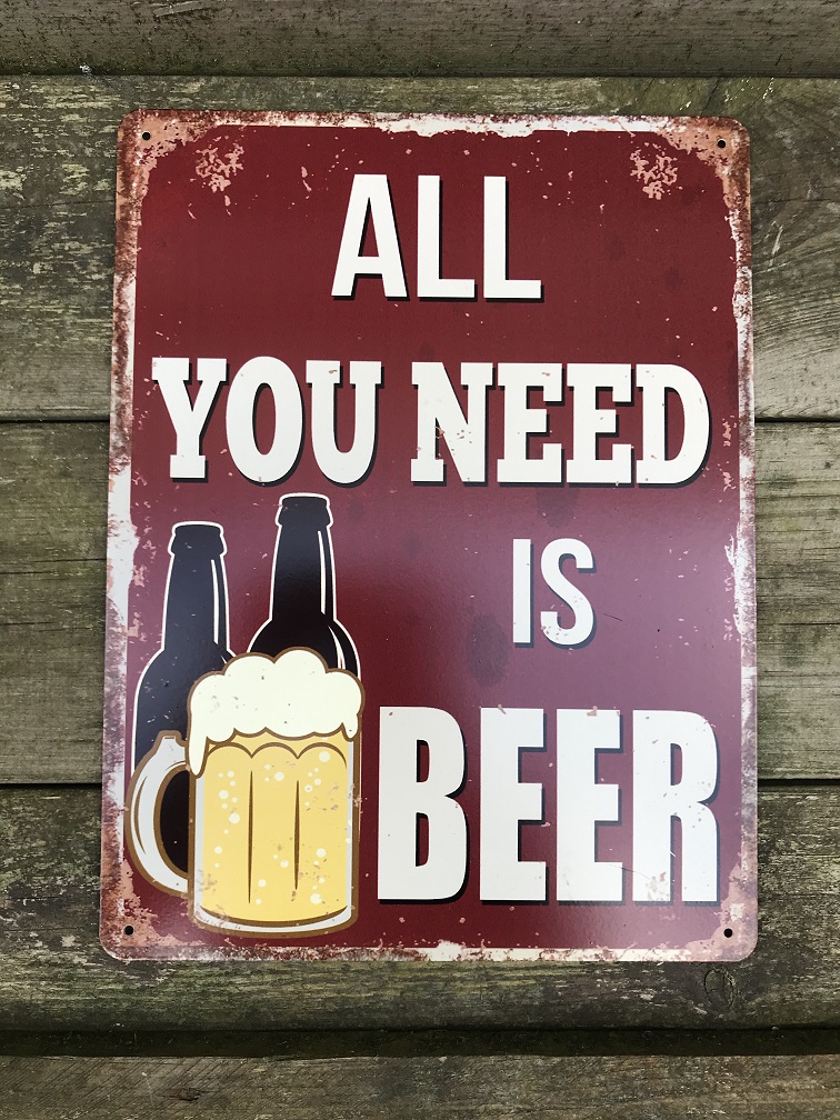 Bordje met de tekst: 'ALL YOU NEED IS BEER', mooie sign!