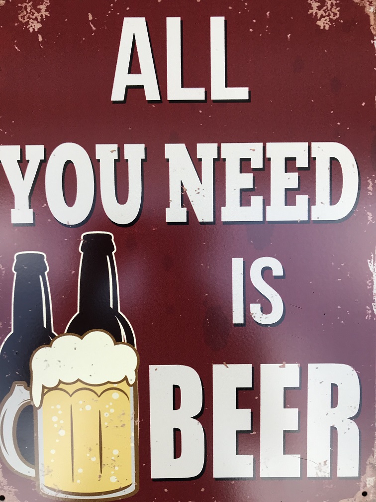 Bordje met de tekst: 'ALL YOU NEED IS BEER', mooie sign!