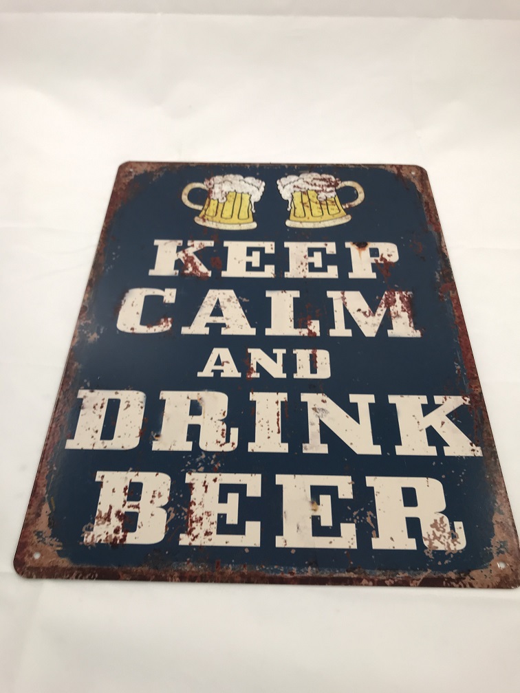 Bordje met de tekst: 'KEEP CALM AND DRINK BEER', mooie sign!