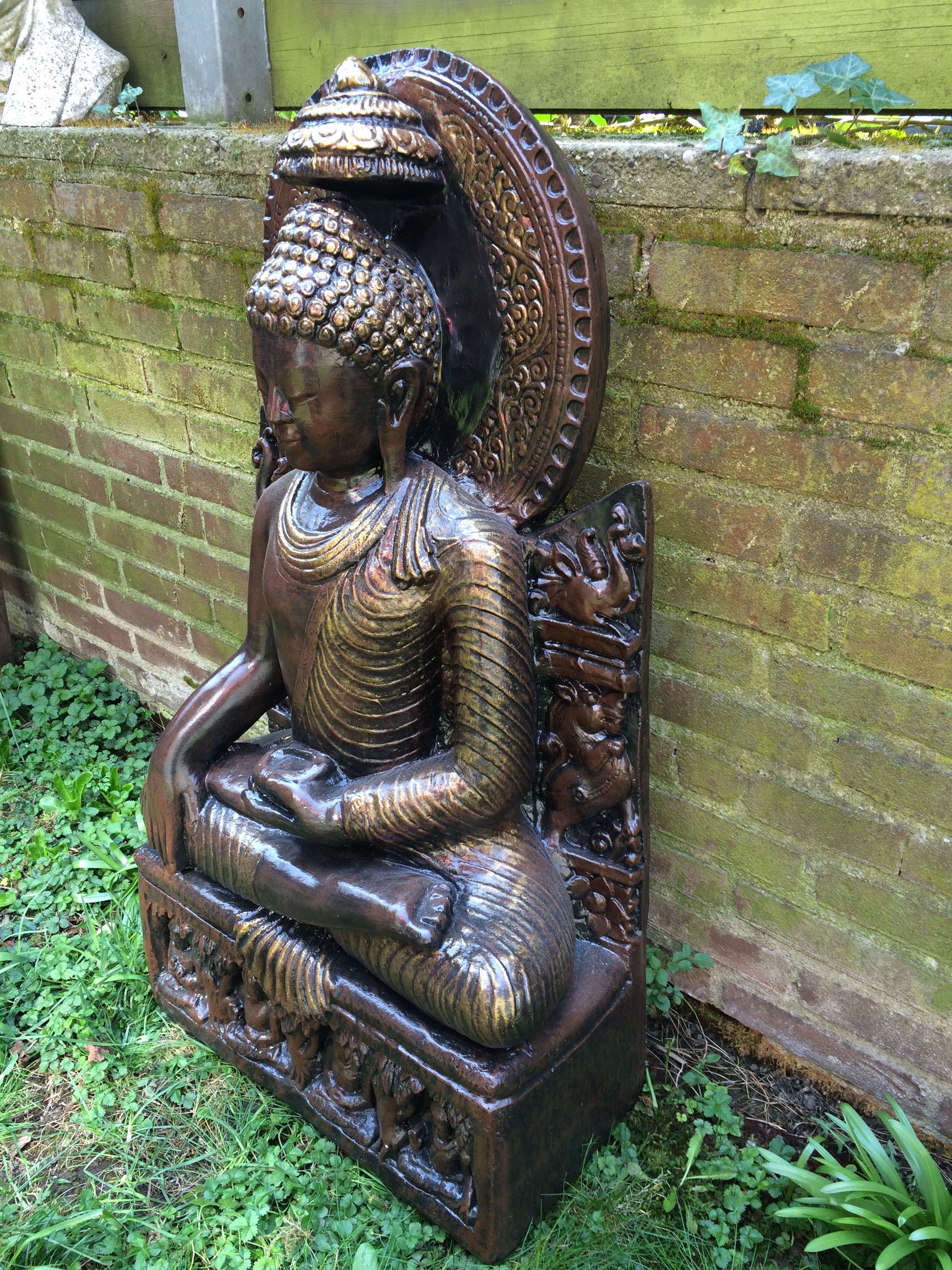 Thaise Boeddha beeld op troon van vol steen