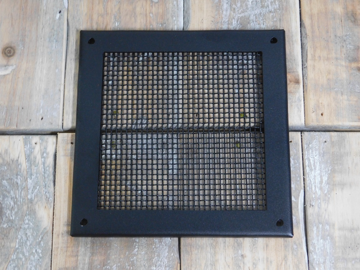 Een vierkant ventilatierooster met massief (fijn) gaas, mat zwart