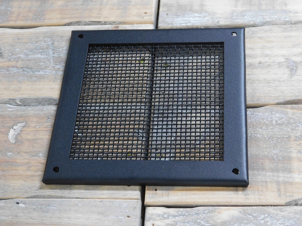 Een vierkant ventilatierooster met massief (fijn) gaas, mat zwart