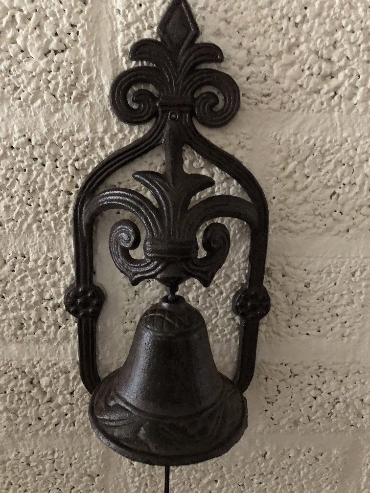 Prachtig wandornament met een mooie deurpost bel met koord en klingel, cast iron bruin.