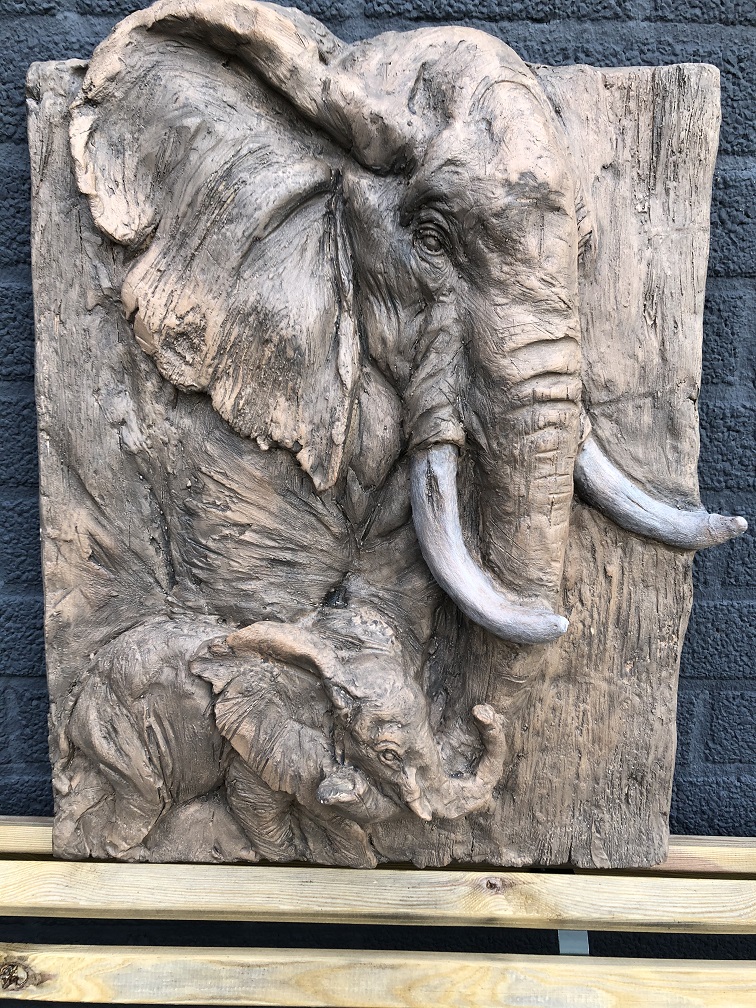 Wandornament woodlook met 3 D afbeelding van 2 olifanten, polystone-wood..
