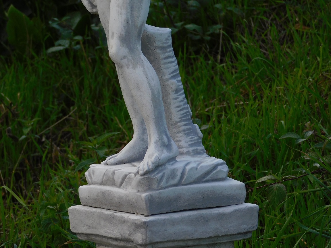 Exclusieve set: tuinbeeld David op sokkel, vol steen