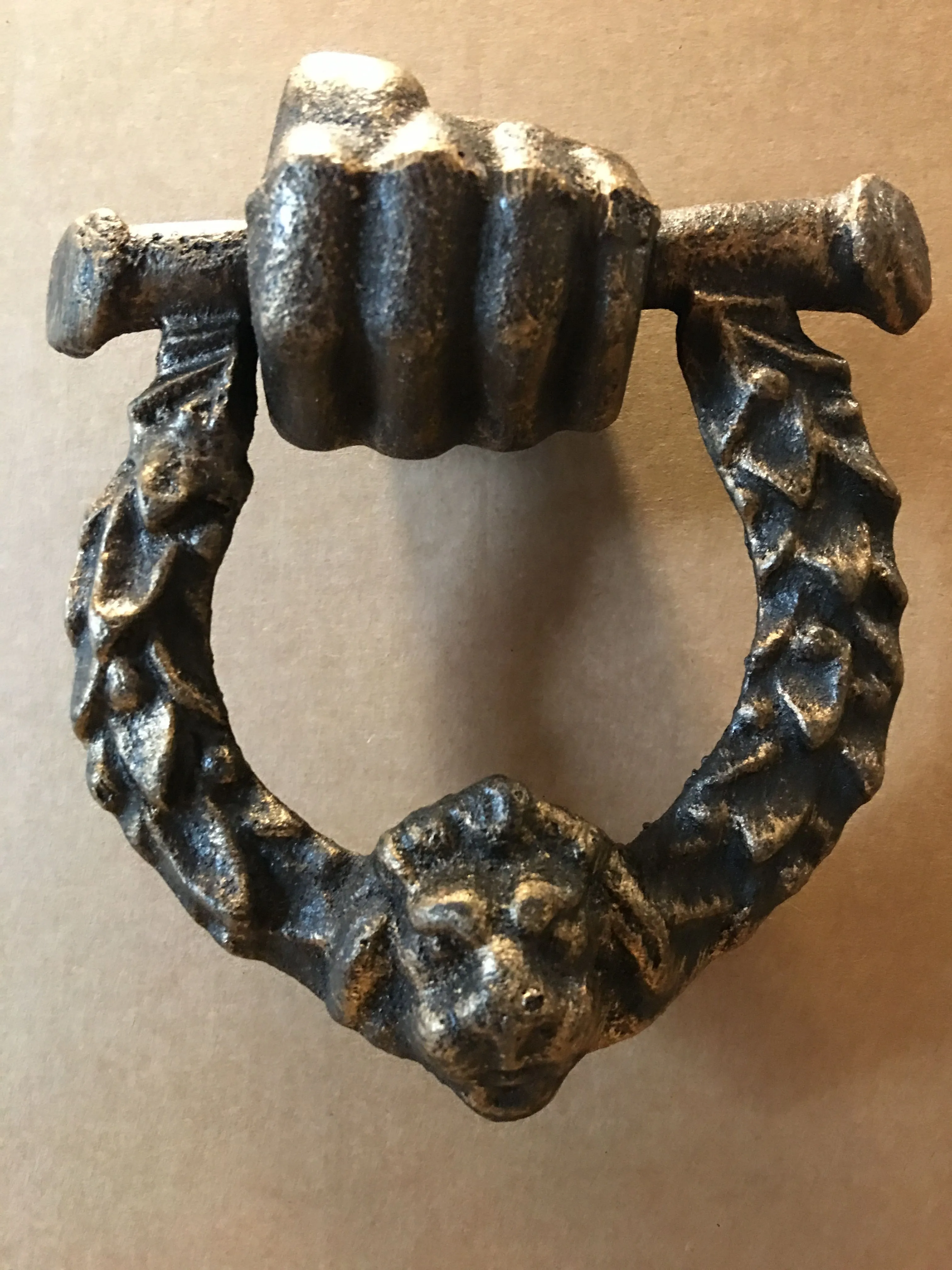 Gouden Deurklopper Met De Hand Op Een Oude Houten Deur Stock Foto