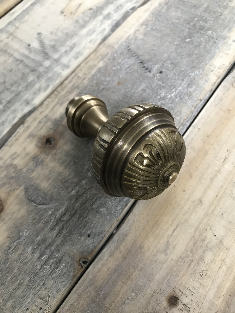 1 deurknop, messing oprichter tijd, vaste knop.