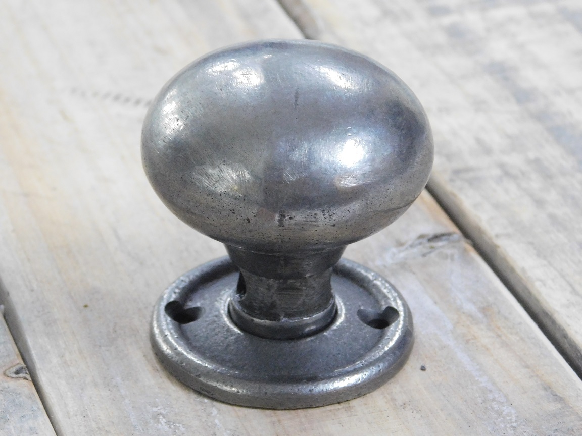 Een deurknop set met twee deurknoppen en twee rozetten, draaibaar.