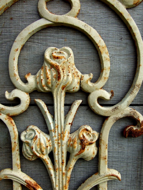 Metalen sierrek, art nouveau, rozenrek als landelijke decoratie, wandrek tulp.
