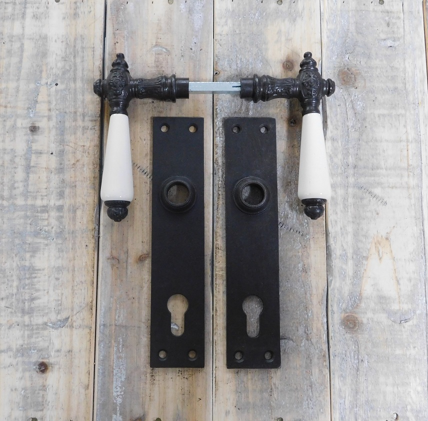 Set ijzeren deurbeslag, waaronder doorn,bestaande uit 2 handgrepen Kluntje met 2 lange deurplaten Cavo, ijzer geboend, voordeur (PZ92)