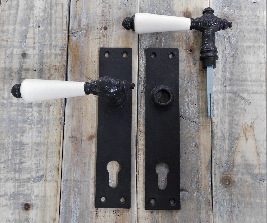 Set ijzeren deurbeslag, waaronder doorn,bestaande uit 2 handgrepen Kluntje met 2 lange deurplaten Cavo, ijzer geboend, voordeur (PZ92)