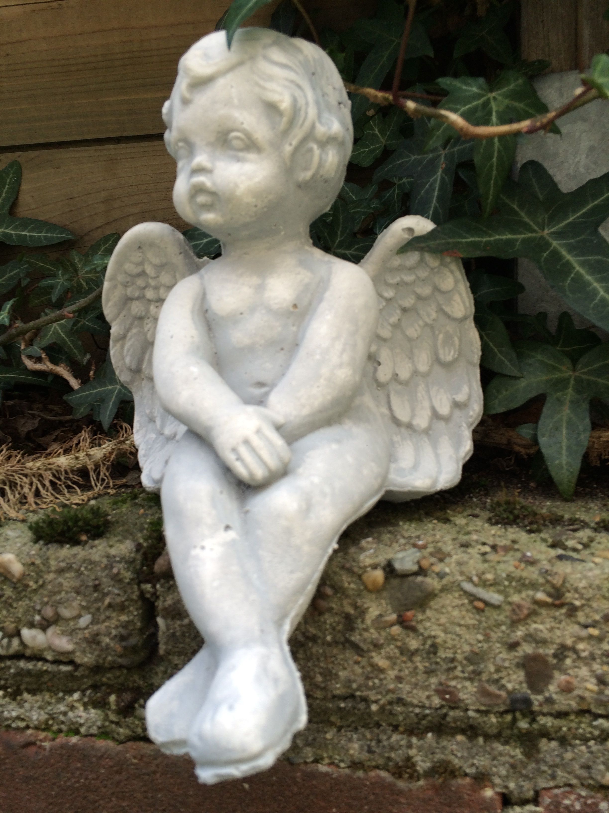 Kleiner sitzender Engel aus massivem Stein, schön anzusehen!