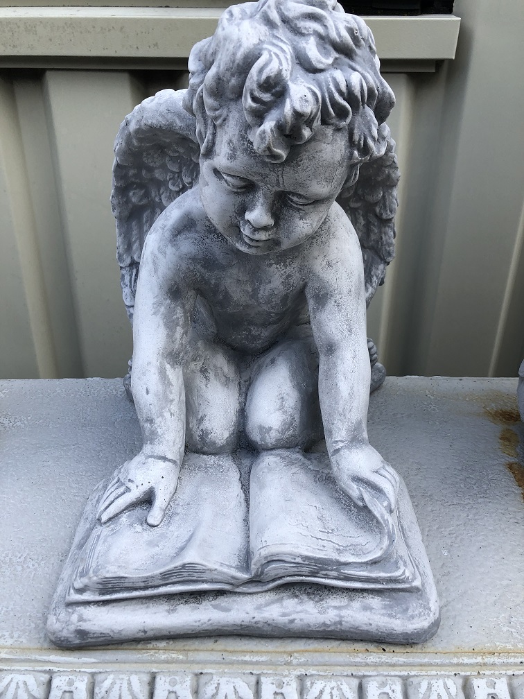 Engel met boek, tekstplaat,  een mooi beeld voor plechtigheid.