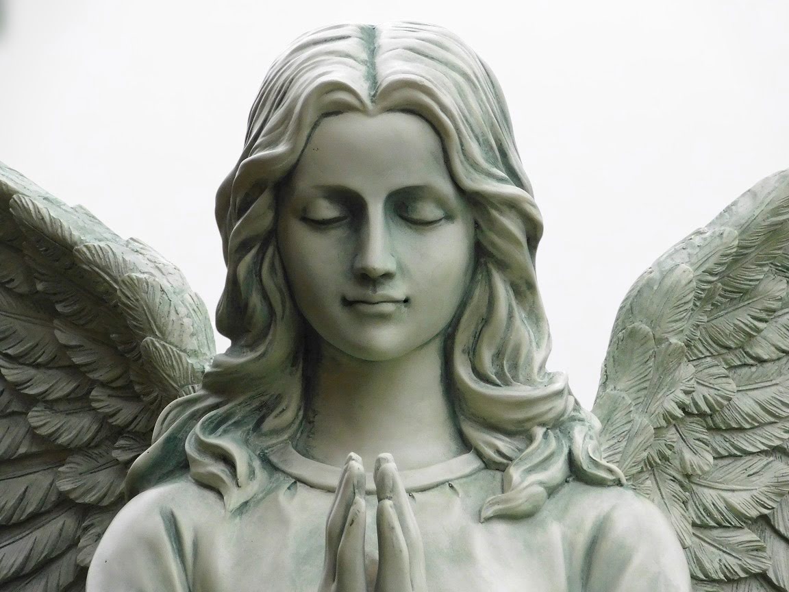 Biddende engel beeldje van porselein | Het Maria Winkeltje Het Hart G