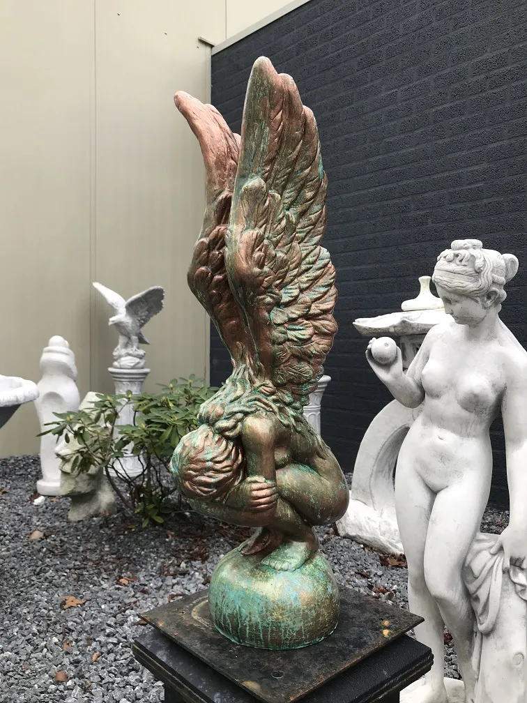 Kleiner Spiegel aus Bronze mit Engel und Figuren