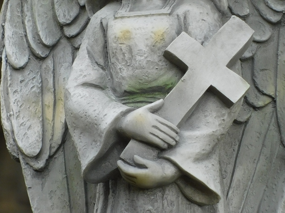 Staande Engel met kruis, tuinbeeld, polystone