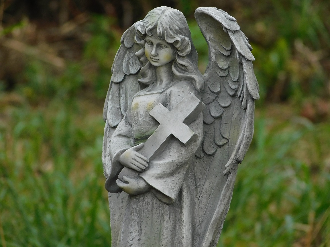 Staande Engel met kruis, tuinbeeld, polystone