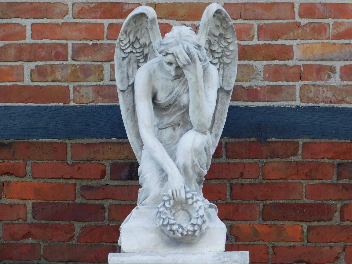 Statue Engel kniend mit Kranz auf Sockel - 140 cm - Massivstein