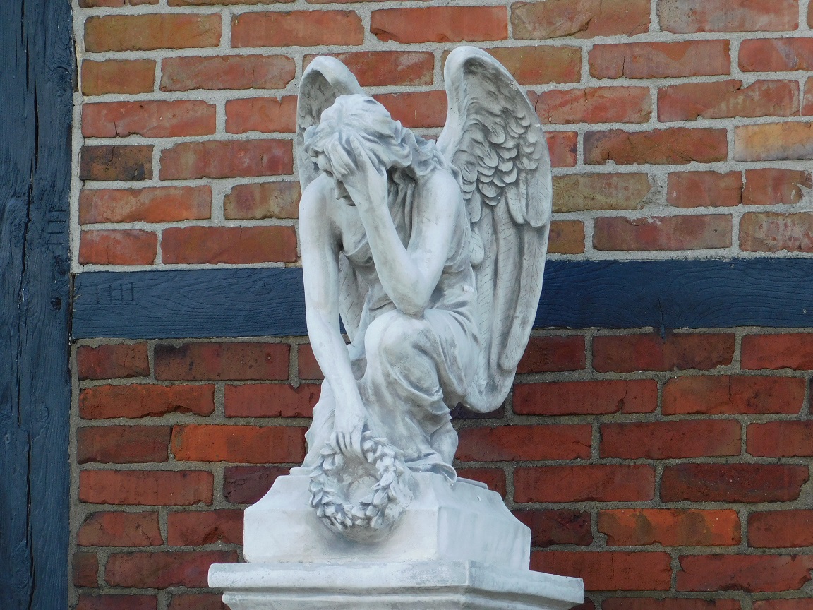 Statue Engel kniend mit Kranz auf Sockel - 140 cm - Massivstein