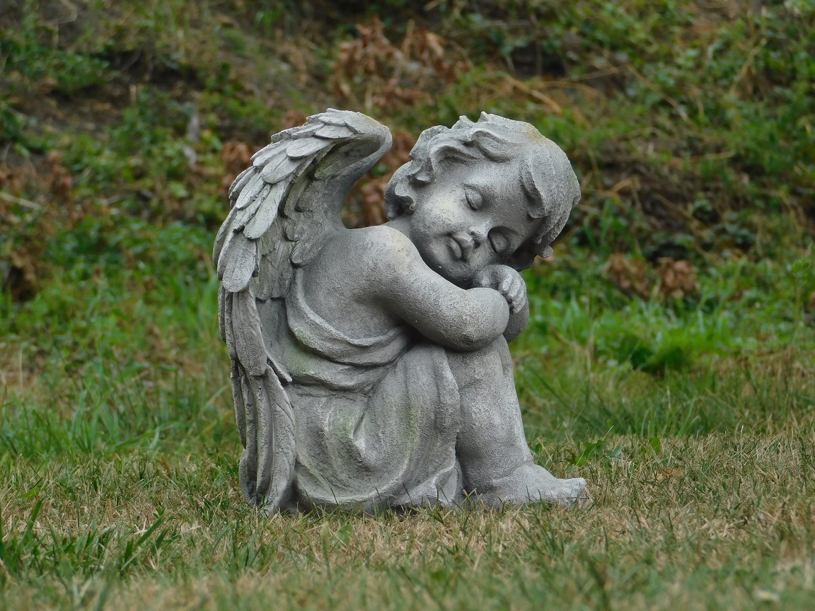 Gartenskulptur sitzender Engel, Polystone, detaillierte Skulptur