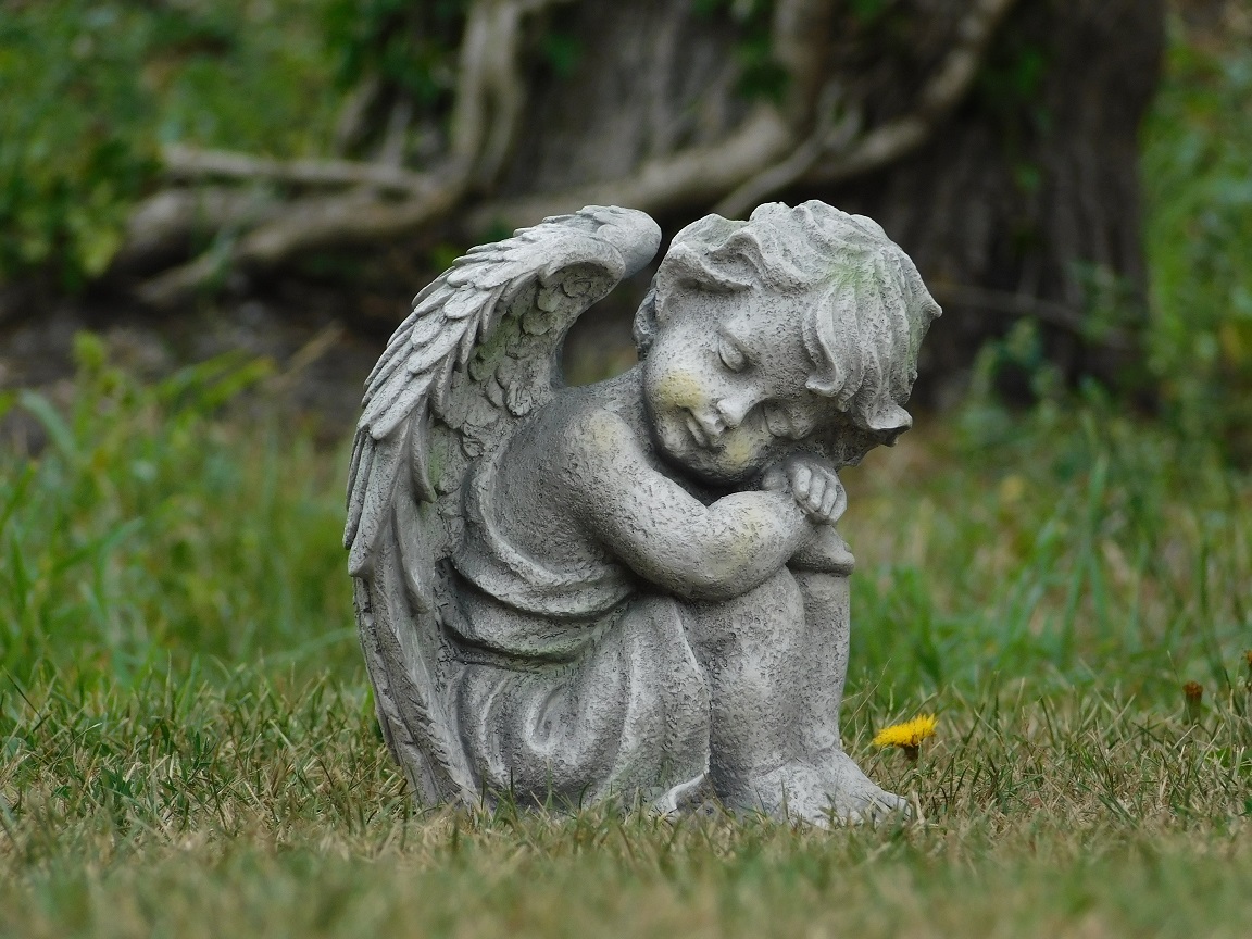 Beeld zittende engel, polystone, gedetailleerd tuinbeeld