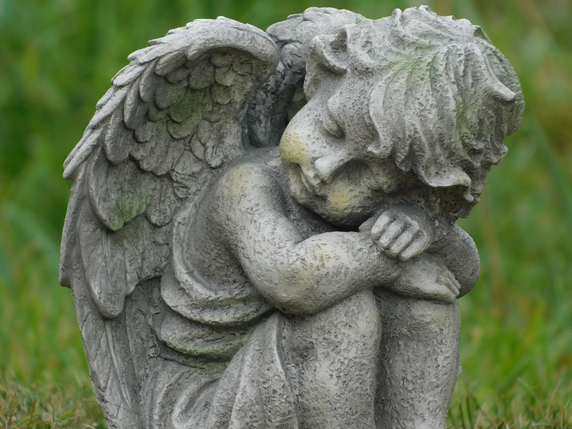 Beeld zittende engel, polystone, gedetailleerd tuinbeeld