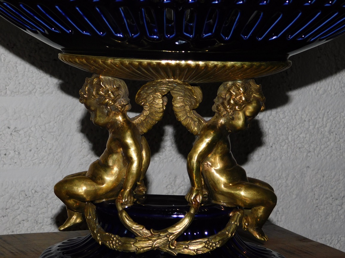 Bronzen beeld/schaal met Engelen en een glazen schaal