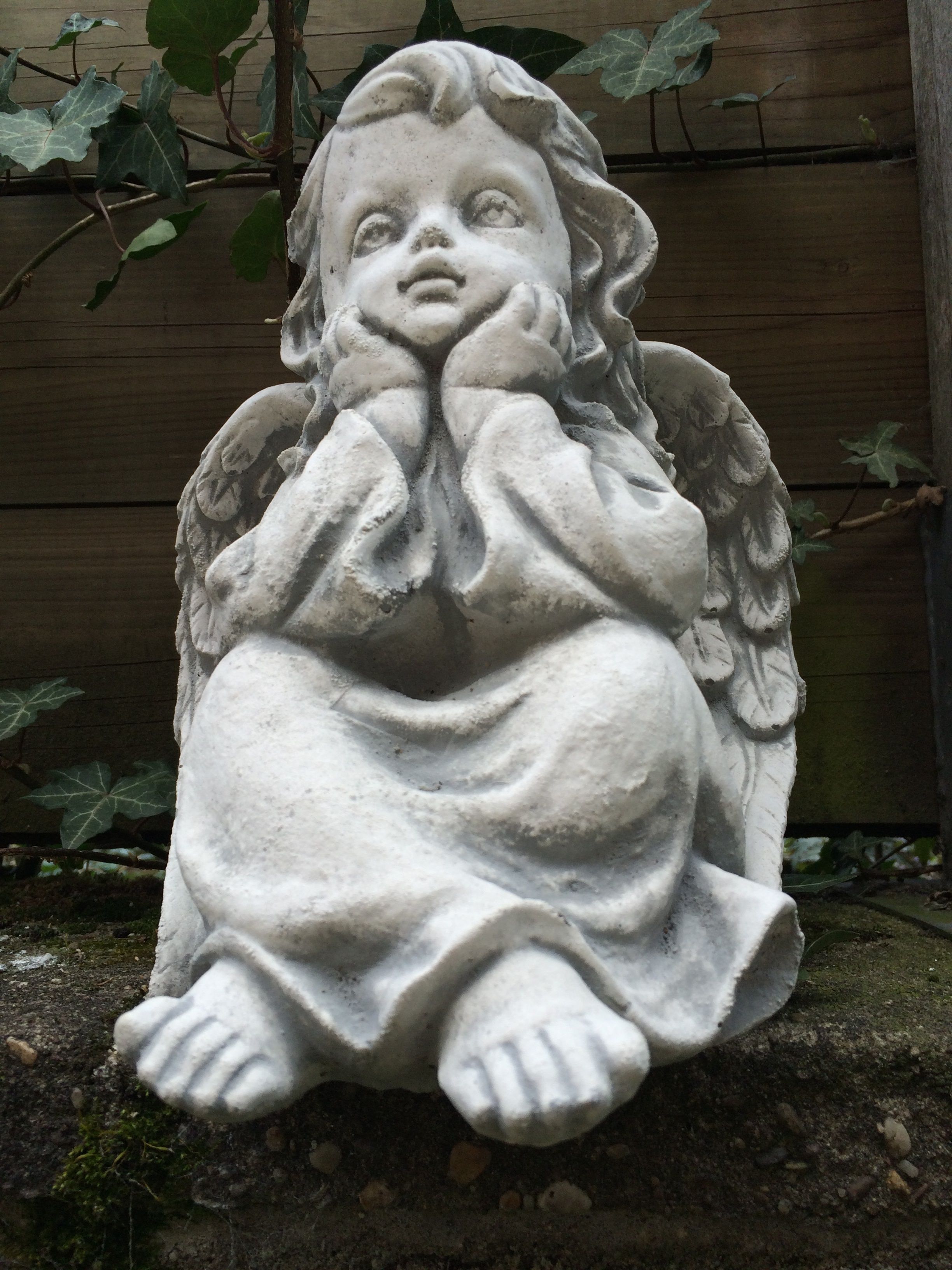 Engel sitzend voller Stein, schön im Detail