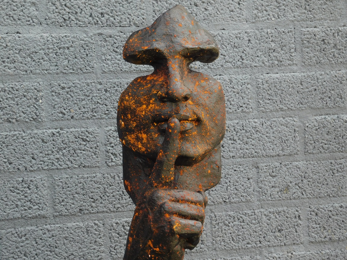Een exclusief en bijzonder beeld van 'de fluisteraar', polystein, sculptuur als decoratie