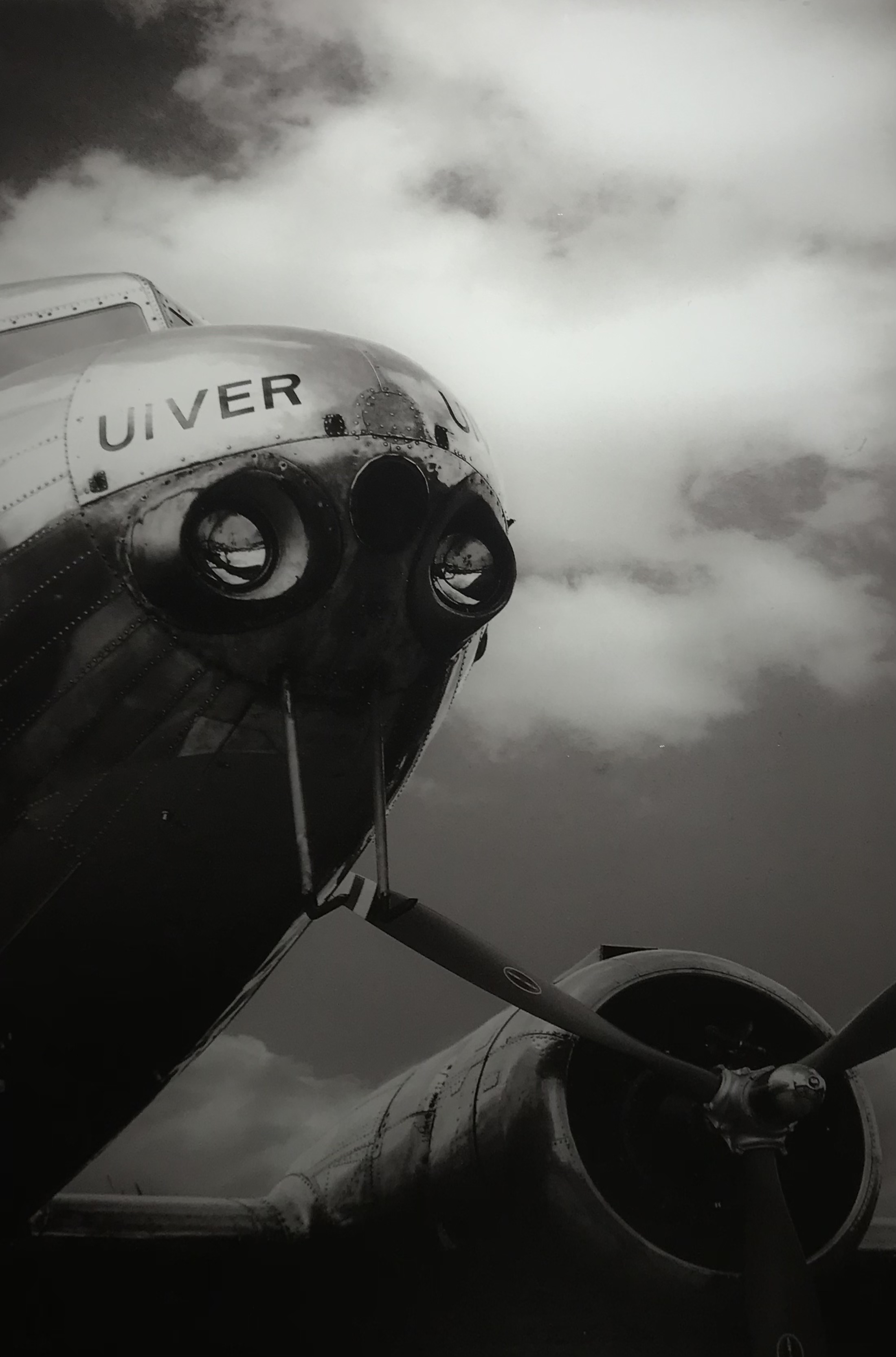 Kunst op glas van het vliegtuig: 'De UIVER', Nederlandse geschiedenis, prachtig!