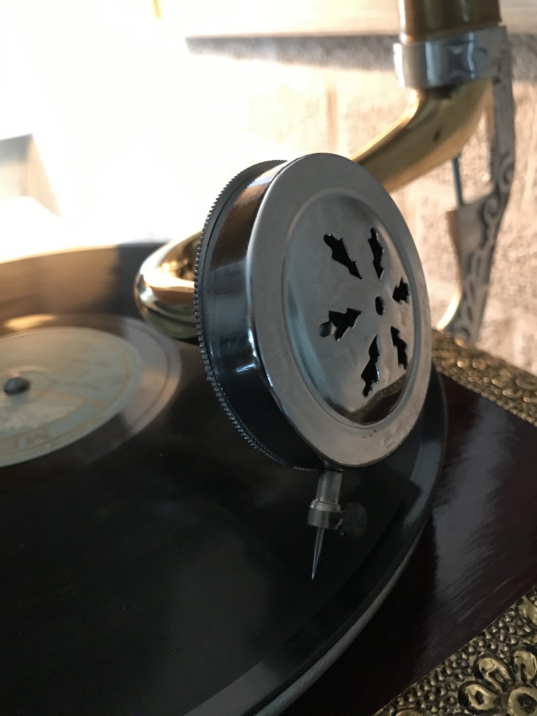 Sierlijke nostalgische grammofoon, platenspeler gemaakt van messing en hout