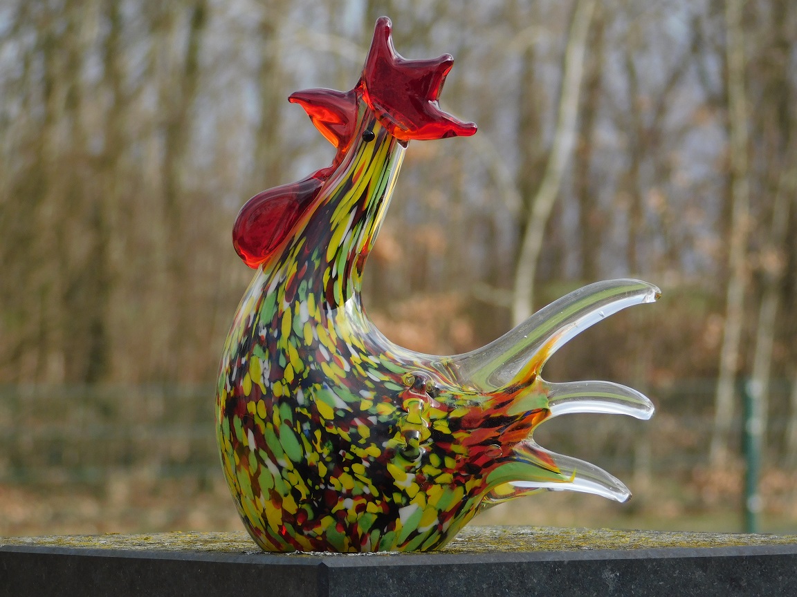 Beeld haan van glas, glazen dierenbeelden in kleur