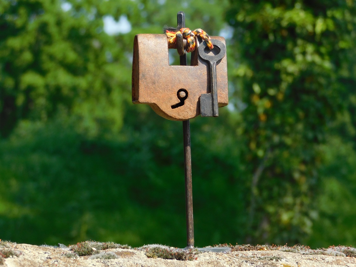 Middeleeuws Hangslot Met Sleutel Op Standaard Decoratief middeleeuws-hangslot-met-sleutel-op-standaard-decoratief