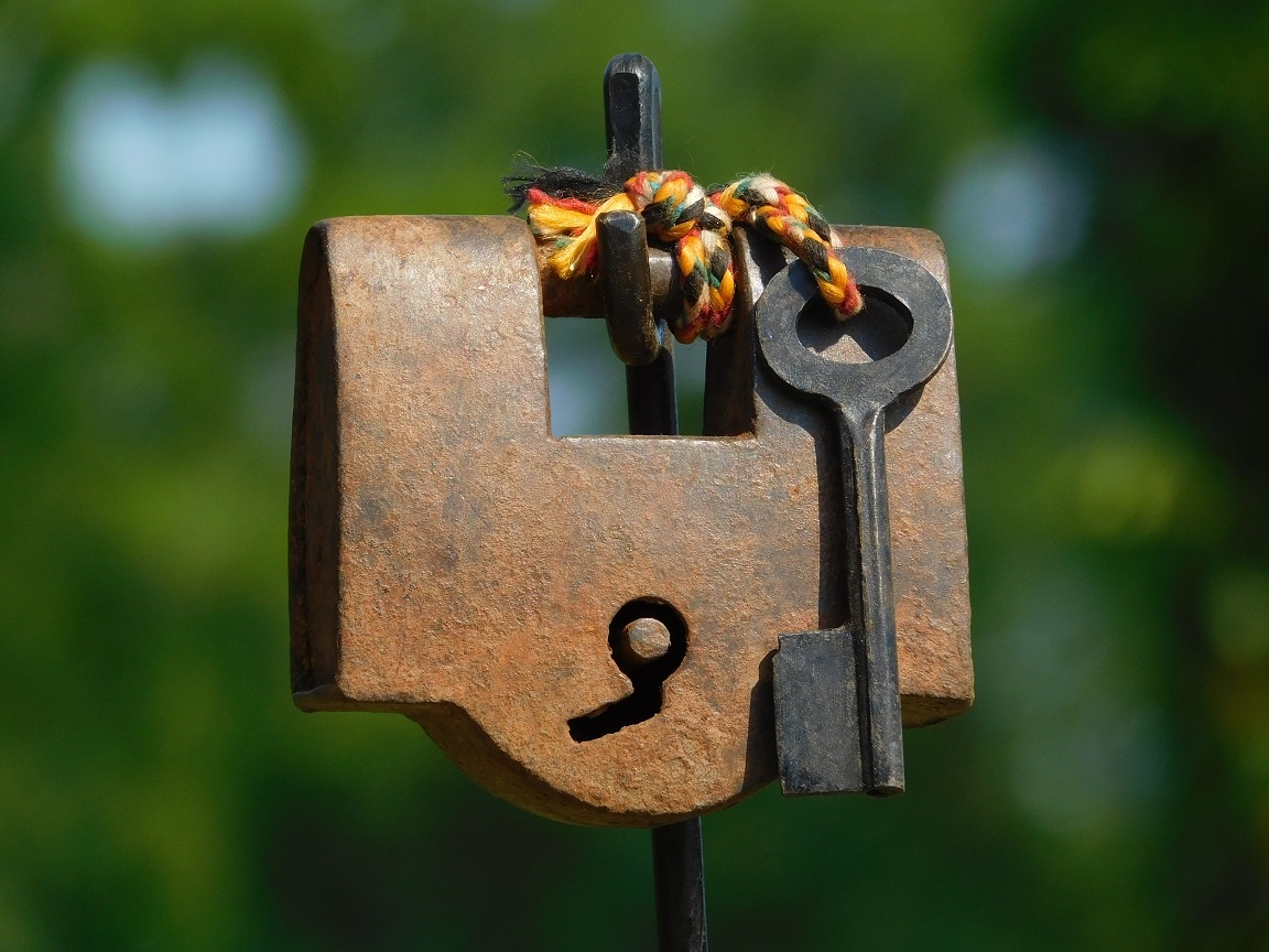 Middeleeuws Hangslot Met Sleutel Op Standaard Decoratief middeleeuws-hangslot-met-sleutel-op-standaard-decoratief