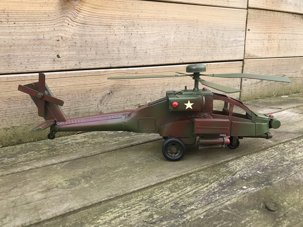 Metalen schaalmodel van een Apache helikopter, gevechtshelikopter