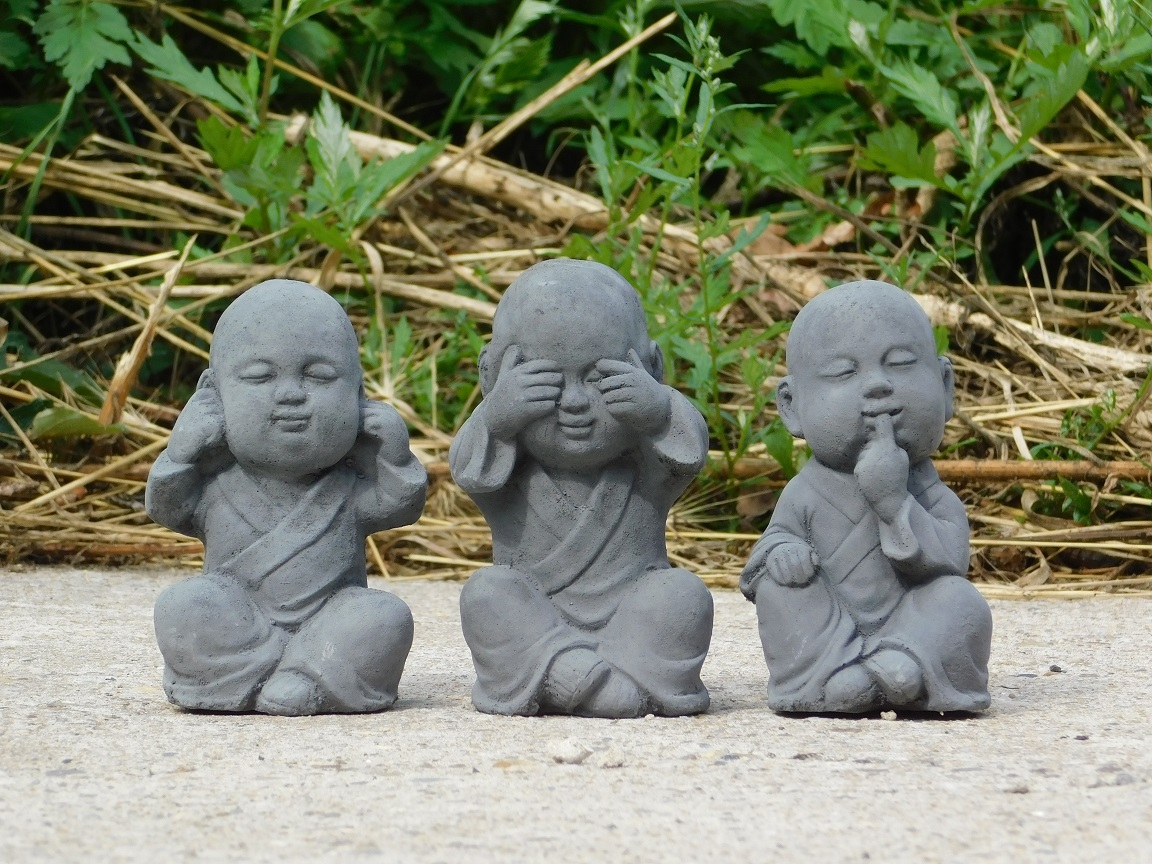 Horen, zien en zwijgen, boeddha beelden, tuinbeeldjes steen, grijs