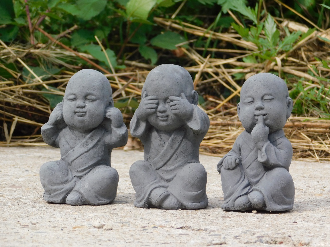 Horen, zien en zwijgen, boeddha beelden, tuinbeeldjes steen, grijs