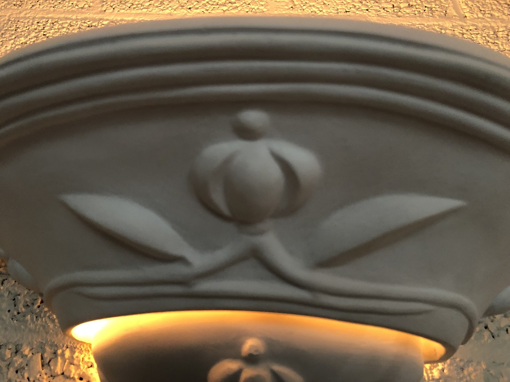 Mooie strakke wandlamp in terracotta steen, zeer fraai, art nouveau, jugendstyle.