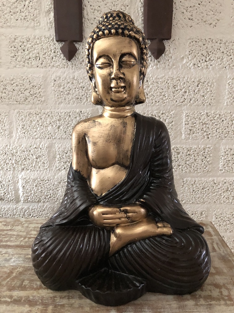 Boeddha beeld ceramic zittend Thais in kleur.