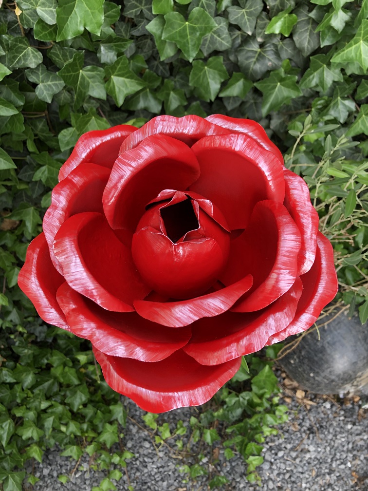 Een kunstwerkje, deze grote roos volledig uit metaal