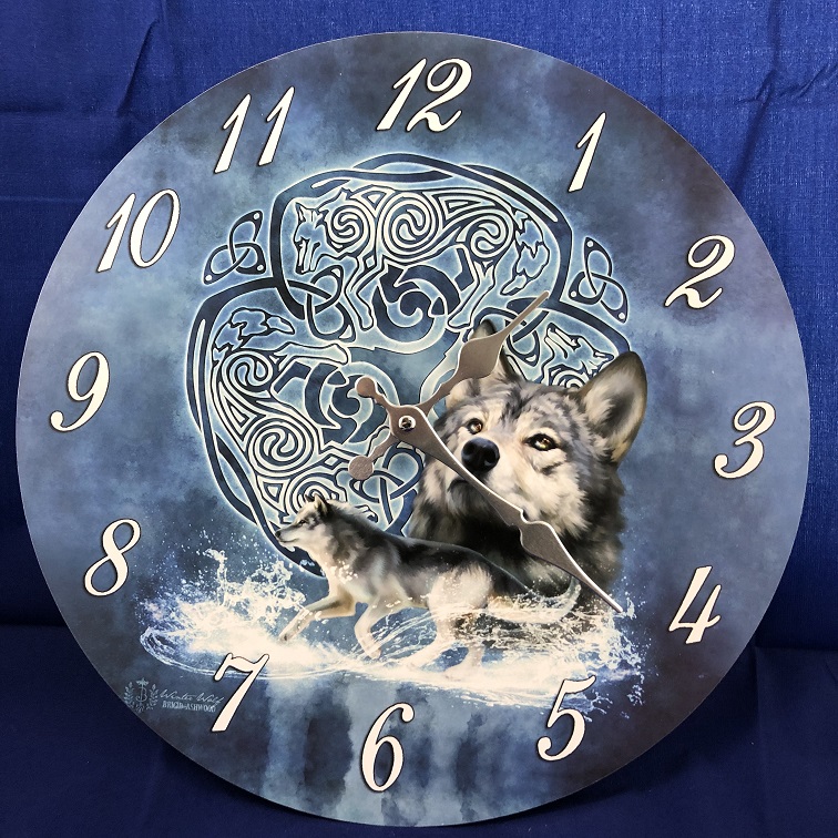 Uhr Holz mit Bild eines keltischen Wolfes