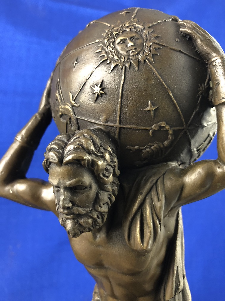 Atlas bronzen beeld met het universum op zijn schouders dragend  is een mooie symbolisch geschenk.