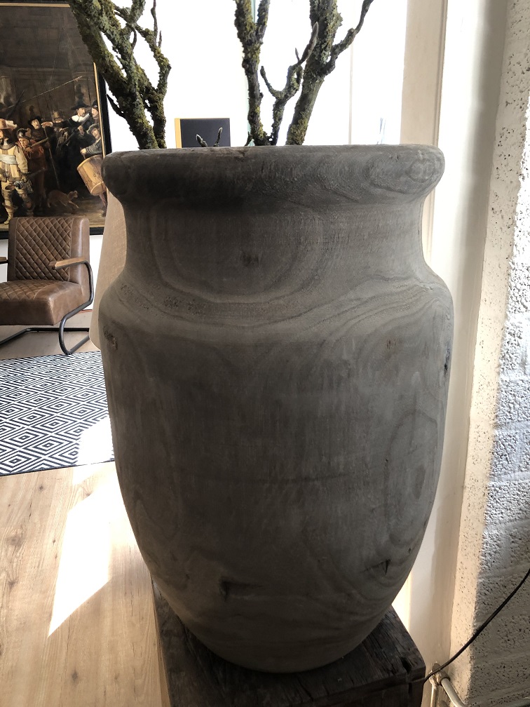 Schöne große Holzvase in der Farbe grau