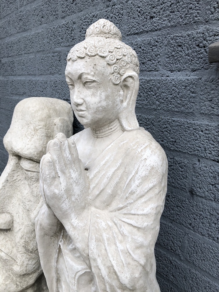 Boeddha staand groot stenen white wash beeld.