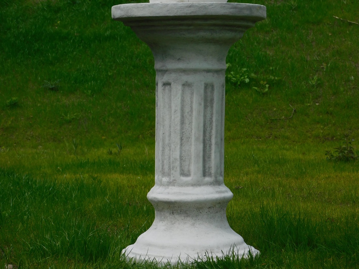 Gartenstatue Engel, Engelsstatue mit Flügeln nach oben, auf Sockel, Stein