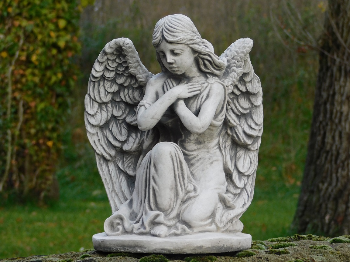 Beeld knielende engel, tuinbeeld steen, tuindecoratie
