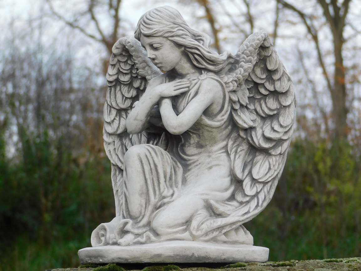 Beeld knielende engel, tuinbeeld steen, tuindecoratie